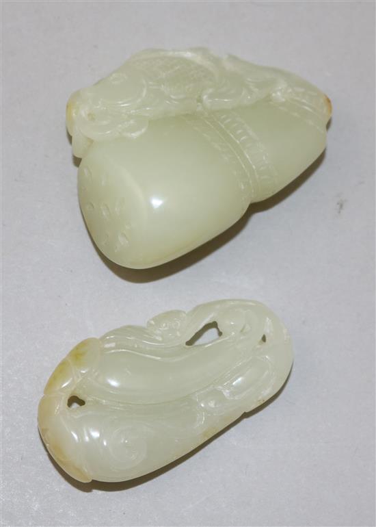 Two Chinese pale celadon jade carvings, 4.9cm and 4.8cm